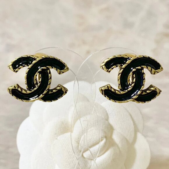CHANEL CC Logos Black Enamel Clip-On Vintage Earrings Gold Tone 00A Auth